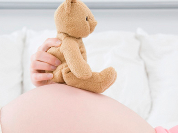Trudnica drži igračku medvjedića na trbuhu u 36. tjednu trudnoće