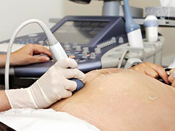 Ginekolog radi ultrazvuk trudničkog trbuha