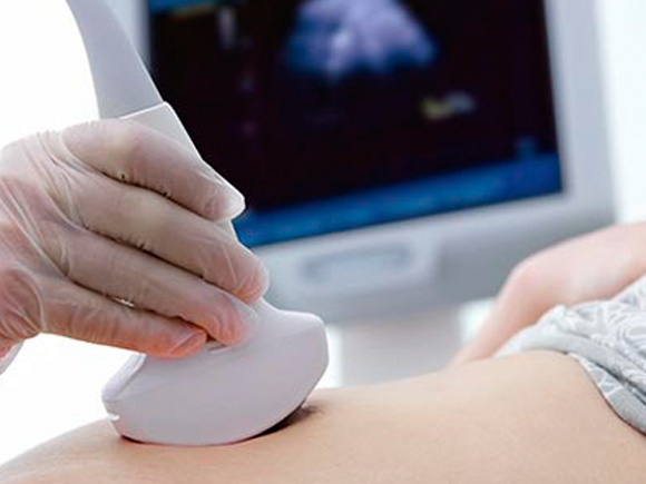 Palica ultrazvuka na trbuhu trudnice