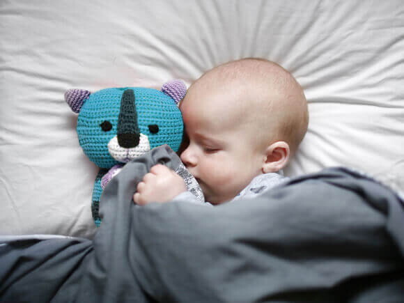 Beba spava s igračkom