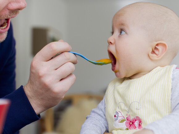 Roditelj hrani bebu