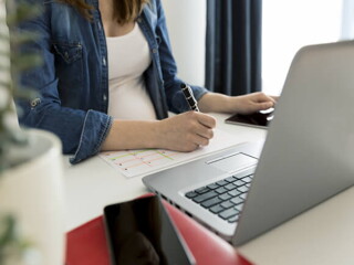 Žena ispunjava kontrolni popis kao dio priprema za trudnoću