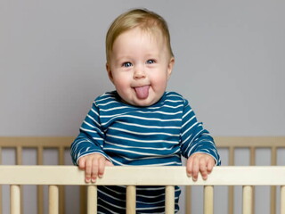 Beba isplazi jezik