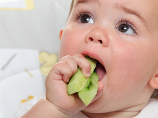 Beba jede komad voća