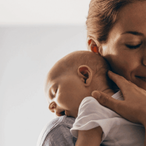 Beba spava na ramenu majke