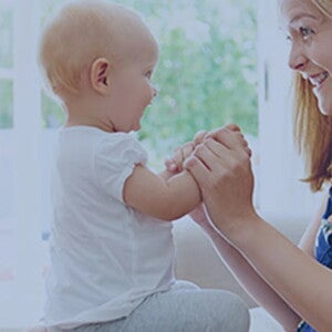 Majka razgovara i igra se sa bebom koja sedi naspram nje, podstičući gugutanje  i razvoj govora kroz kontakt očima i zajedničku interakciju.