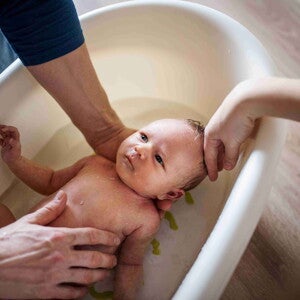 Kupanje bebe: Kako okupati novorođenče - vodič za prvo kupanje Kupanje bebe: Kako okupati novorođenče - vodič za prvo kupanje