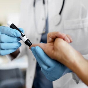 Medicinsko-lice-uzima-krv-iz-prsta-trudnice Medicinsko lice uzima krv iz prsta trudnice