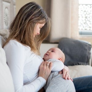 Beba koja tone u san dok joj mama pjeva uspavanke.