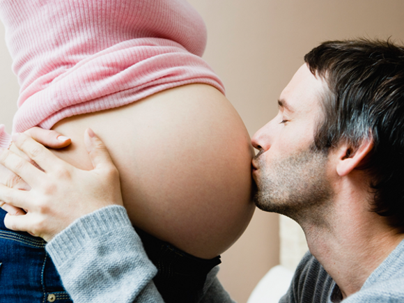 Muškarac ljubi trudnicu u stomak u 37. nedelji trudnoće
