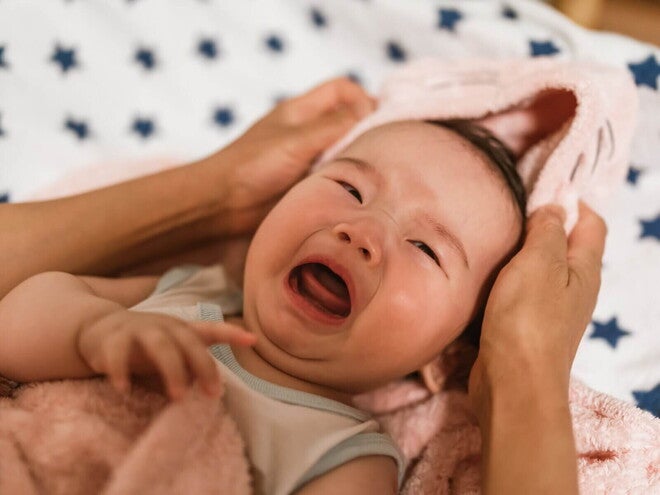 Beba u kinderbetu plače u snu Beba u kinderbetu plače u snu