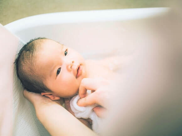 Kupanje bebe u kadi