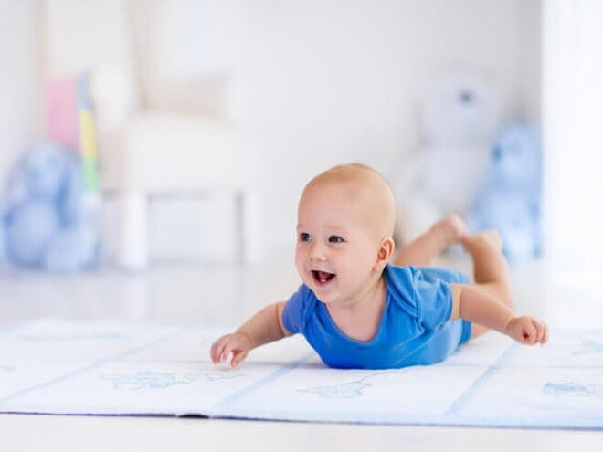5 osnovnih načina provođenja tummy time-a Beba leži i smije se