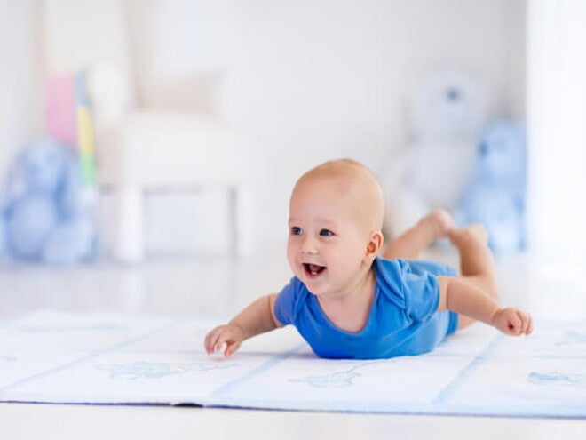 Tummy Time: Beba leži na stomaku i smeje se