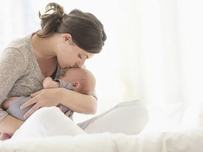 Majka drži bebu u naručju.