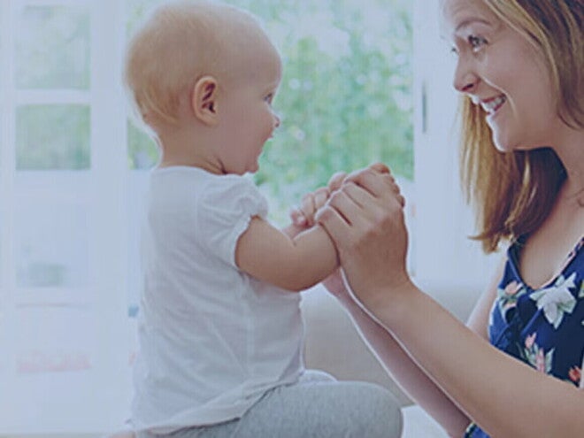 Majka razgovara i igra se sa bebom koja sedi naspram nje, podstičući gugutanje  i razvoj govora kroz kontakt očima i zajedničku interakciju.