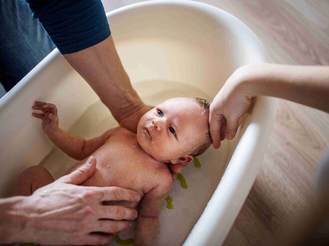 Kupanje bebe: Kako okupati novorođenče - vodič za prvo kupanje