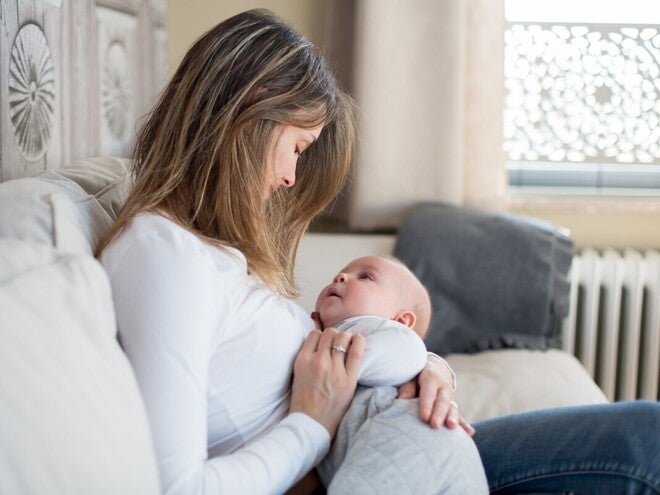 Beba koja tone u san dok joj mama pjeva uspavanke.