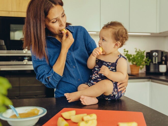 Mama je spremila zdravu večeru za bebu