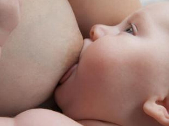 Beba siše mlijeko iz dojke