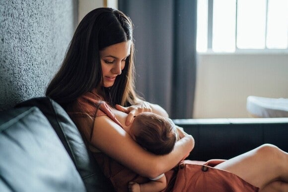 Dojenje bebe od 4 meseca pruža ishranu, utehu i podršku zdravom razvoju.